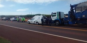 Ambulância que transportava paciente se envolve em acidente com carro e caminhão em rodovia de Barra Bonita