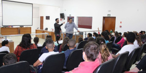 Estudantes conversam com vereadores como parte do projeto Câmara Mirim