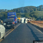 Caminhão fica pendurado em ponte depois de acidente entre três veículos