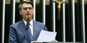 Bolsonaro diz que ideologia nazista deve ser repudiada e defende combate ao comunismo