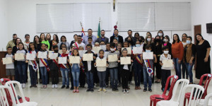 Vereadores, prefeitos e vice-prefeitos mirins são diplomados em cerimônia