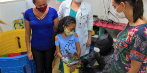 PEDIATRIA DA SANTA CASA RECEBE VISITA DO BATMAN EM AÇÃO DE PÁSCOA