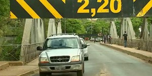 Limitação em ponte dificulta trabalho dos bombeiros em Porto Ferreira, SP