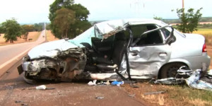 Acidente entre carro e van deixa homem em estado grave na SP-215