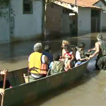 Ilhados, moradores só se locomovem usando barcos em Porto Ferreira, SP