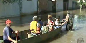 Ilhados, moradores só se locomovem usando barcos em Porto Ferreira, SP