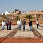 Nova ponte do Santa Rosa recebe lajotas na base, antes da concretagem das faixas de rolamento.