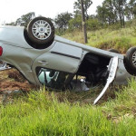 Carro capota em curva da rodovia de Cachoeira de Emas