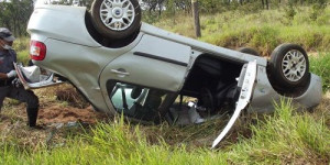 Carro capota em curva da rodovia de Cachoeira de Emas