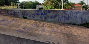 Cinco menores e um maior são flagrados pichando paredes da Igreja Santa Luzia no bairro Alto do Serra D´Água em Porto Ferreira