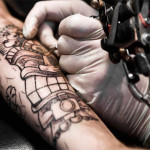 Anvisa suspende 15 marcas de tintas para tatuagem