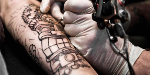 Anvisa suspende 15 marcas de tintas para tatuagem