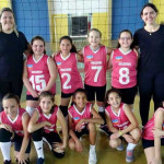 Equipe pré-mirim feminina de vôlei mostra evolução em Américo Brasiliense