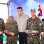 Maurício Rasi entrega kit a militares ferreirenses que embarcaram para o Haiti