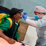 Dentista faz atendimento voluntário em pessoas em situação de rua abrigadas no Ginásio