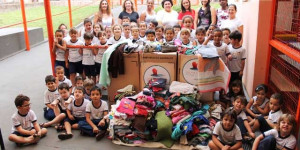 Escola de educação infantil arrecada agasalhos no Dia Mundial da Solidariedade