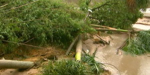 Chuva forte estoura barragem, alaga ruas e ponte é interditada em Porto Ferreira