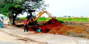 Secretaria de Infraestrutura realiza intervenção para limpeza de tubulação de água no Porto Bello