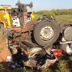 Motorista fica preso em ferragens de caminhão em acidente de trânsito na Rodovia Anhanguera