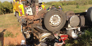 Motorista fica preso em ferragens de caminhão em acidente de trânsito na Rodovia Anhanguera