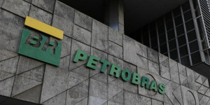 Bolsonaro diz que Petrobras irá anunciar redução no preço dos combustíveis nesta semana