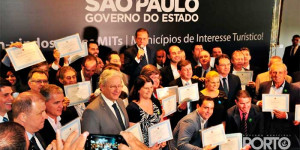 Em São Paulo, governador entrega ao prefeito Certificado de Município de Interesse Público