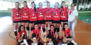 Equipe infantil feminina de vôlei é campeã da APV