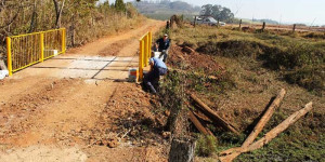 Departamento de Obras reforma ponte com material doado pelo Governo do Estado