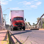 Vândalos furtam postes e iluminação de ponte em Porto Ferreira, SP