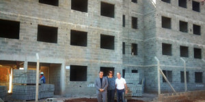 Prefeita e diretor visitam obras de prédios de apartamentos no Jardim Jandyra