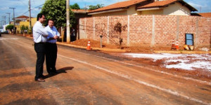 Prefeito e diretor visitam obras de pavimentação do Porto Bello