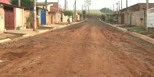 Obra de asfalto interrompida causa transtorno em bairro de Porto Ferreira