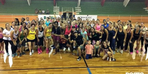 Mega aulão de zumba beneficente movimenta mais de 100 pessoas