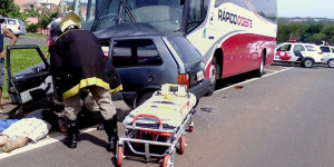 Colisão entre ônibus intermunicipal e carro deixa vítima fatal