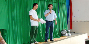 Alunos da rede municipal de ensino participam de teatro sobre reciclagem