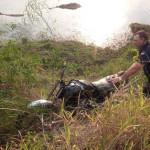 Guardas Municipais de Porto Ferreira recuperam moto abandonada em lagoa