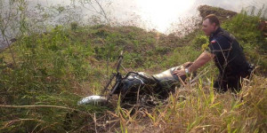 Guardas Municipais de Porto Ferreira recuperam moto abandonada em lagoa