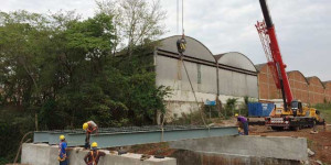 Ponte da duplicação da avenida Rudolf Streit recebeu estrutura metálica esta semana