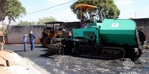 Rua do Jardim Santa Cruz recebe pavimentação depois de décadas