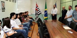 Alunos e professora da Etec receberam certificados pela participação no Guia Porto Ferreira