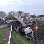 Carreta fica pendurada em viaduto após chocar-se contra proteção na Rodovia Anhanguera