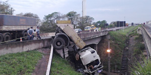 Carreta fica pendurada em viaduto após chocar-se contra proteção na Rodovia Anhanguera