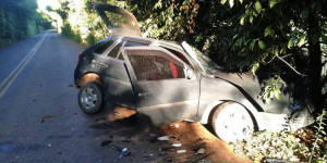 Na Estrada do Brejão, carro colide com caminhão carregado de madeira