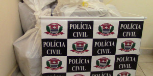 Polícia Civil apreende calçados e vestuários em loja do centro para averiguação