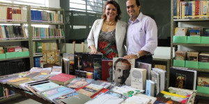 Prefeita faz entrega de 320 novos livros para o acervo da Biblioteca Municipal