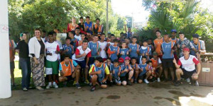 Alunos da escola de futebol do projeto Sesi-Atleta do Futuro fazem caminhada no Parque Henriqueta