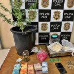 Na manhã de hoje (06) por volta das 10h Policiais Civis de Porto Ferreira, prenderam em flagrante um homem de 24 anos no Jardim Jandira acusado do crime de Tráfico de Drogas.