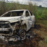 Carro produto de roubo é localizado incendiado na zona rural da cidade