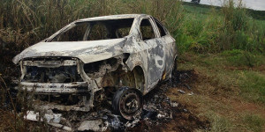 Carro produto de roubo é localizado incendiado na zona rural da cidade