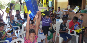 ACEF entrega chuteiras para alunos da escolinha de futebol